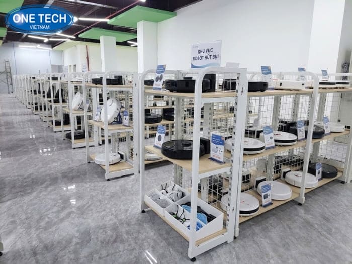 Kệ sắt phối gỗ hiện đại, tinh tế cho cửa hàng chuyên nghiệp