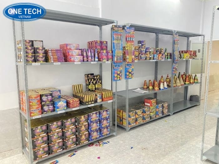 Kệ V lỗ chắc chắn nhưng giá thành rẻ, trưng bày thời vụ