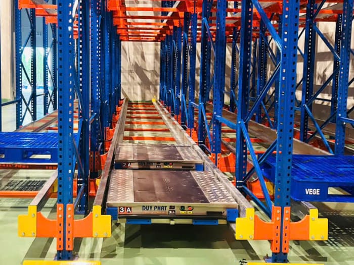 Robot phối hợp với thiết bị đưa pallet vào vị trí kệ