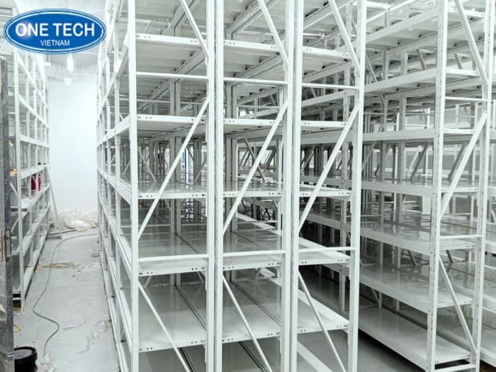 Với 230 bộ kệ giúp kho được phân chia rõ ràng 