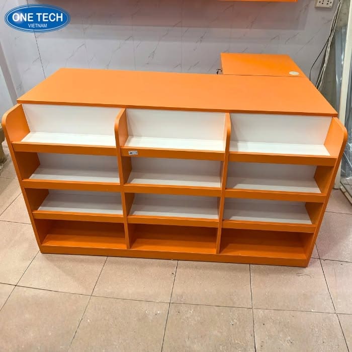 Quầy tính tiền màu cam trắng