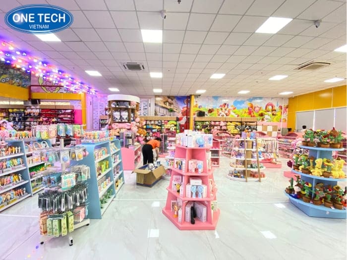 Kệ gỗ nhiều màu tạo sự khác biệt
