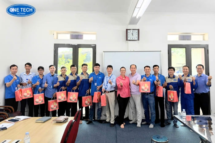 Trao bánh trung thu nhà máy 02