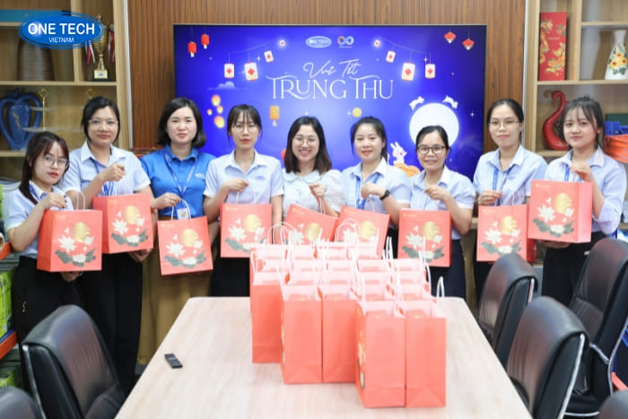 Trao bánh trung thu văn phòng hà nội 01