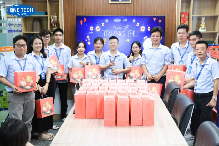 Trao bánh trung thu văn phòng hà nội 02