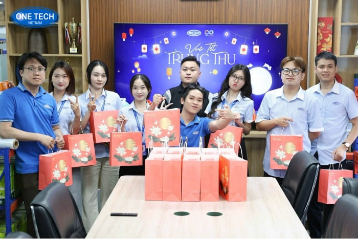 Trao bánh trung thu văn phòng hà nội 03