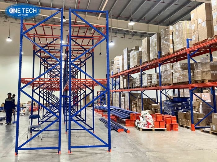 Ứng dụng của kệ sắt để hàng trong kho